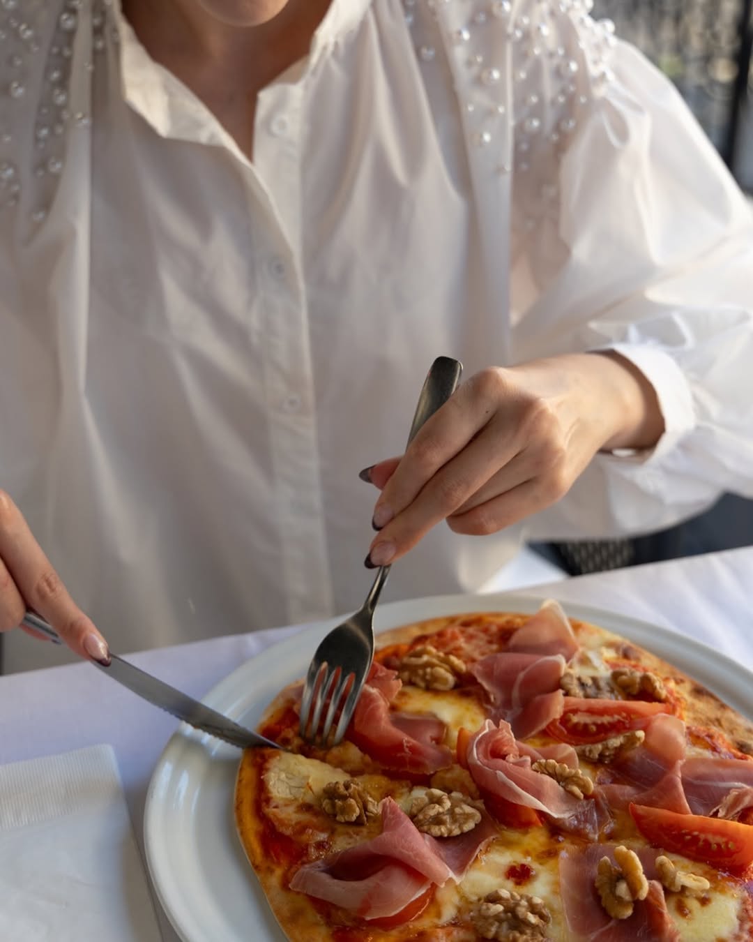 Pizza com presunto Parma, nozes e brie